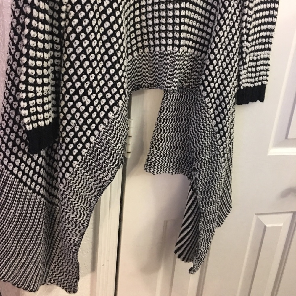 4/$50 Daytrip wrap cardigan Asymmetrical - Picture 6 of 8