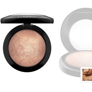 MAC Mineralize Skinfinish in Global Glow
