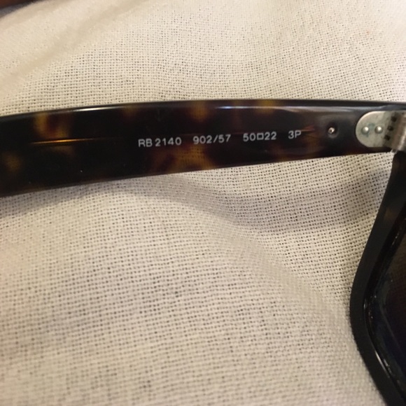 ๐ SALE ๐ Ray Ban Wayfarer Polarized in tortoise - Picture 4 of 5