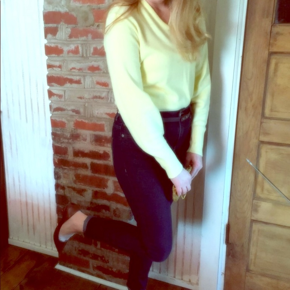College pin up Vintage v neck yellow sweater 🐱