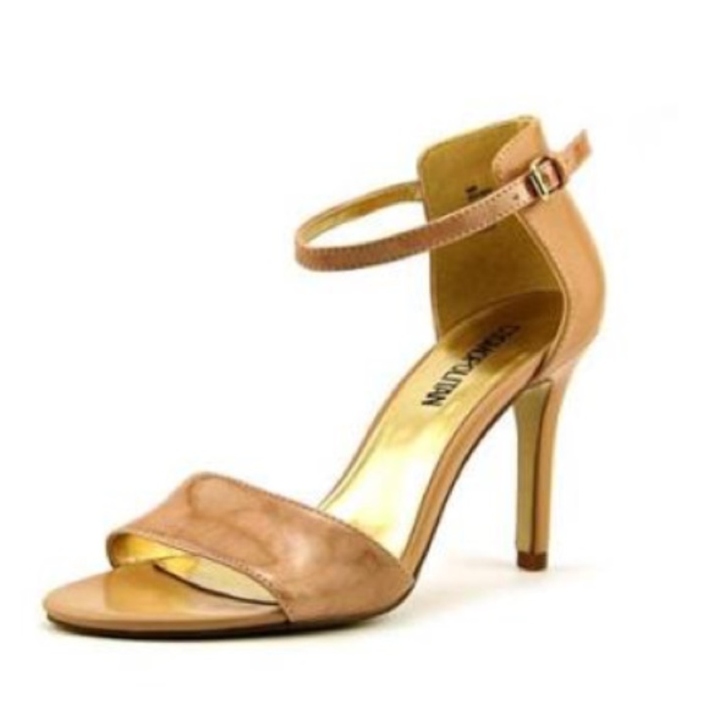 🎉PRICED TO MOVE🎉 cosmopolitan Nude Sandals