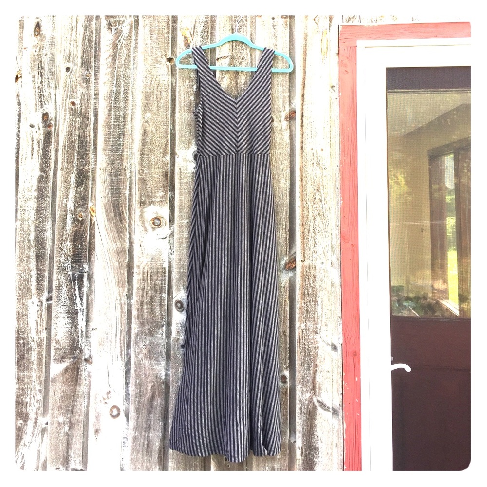 Adrienne Vittadini striped maxi dress size small