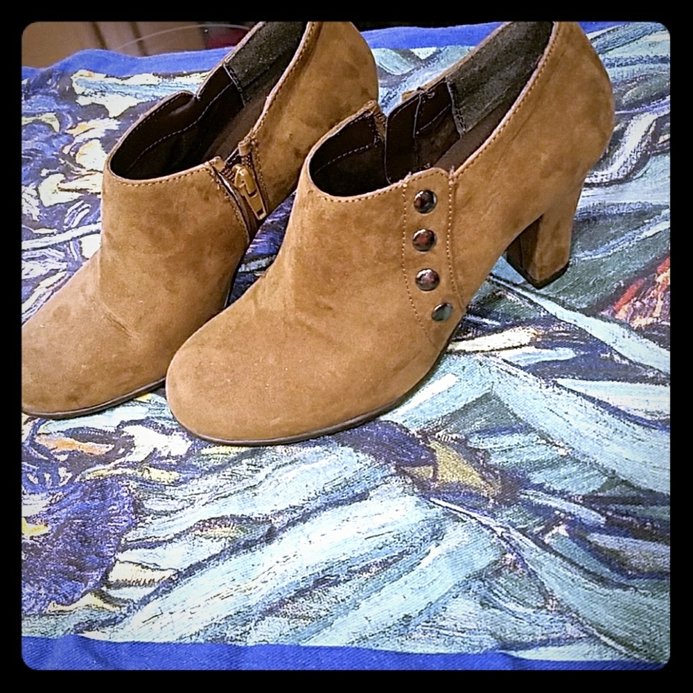 Super comfortable suede Aerosoles heels