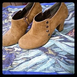 Super comfortable suede Aerosoles heels