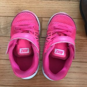 Adorable nike tennis shoes 7 toddler