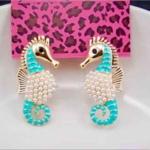 🛍BETSEY JOHNSON GORGEOUS PEARL SEAHORSE EARRINGS!