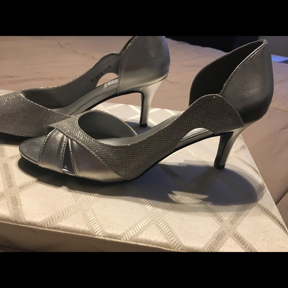 PRICE DROP ! NWT SILVER EVENING HEELS