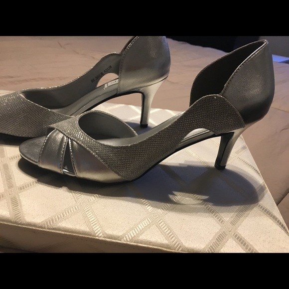 PRICE DROP ! NWT SILVER EVENING HEELS - Picture 1 of 3