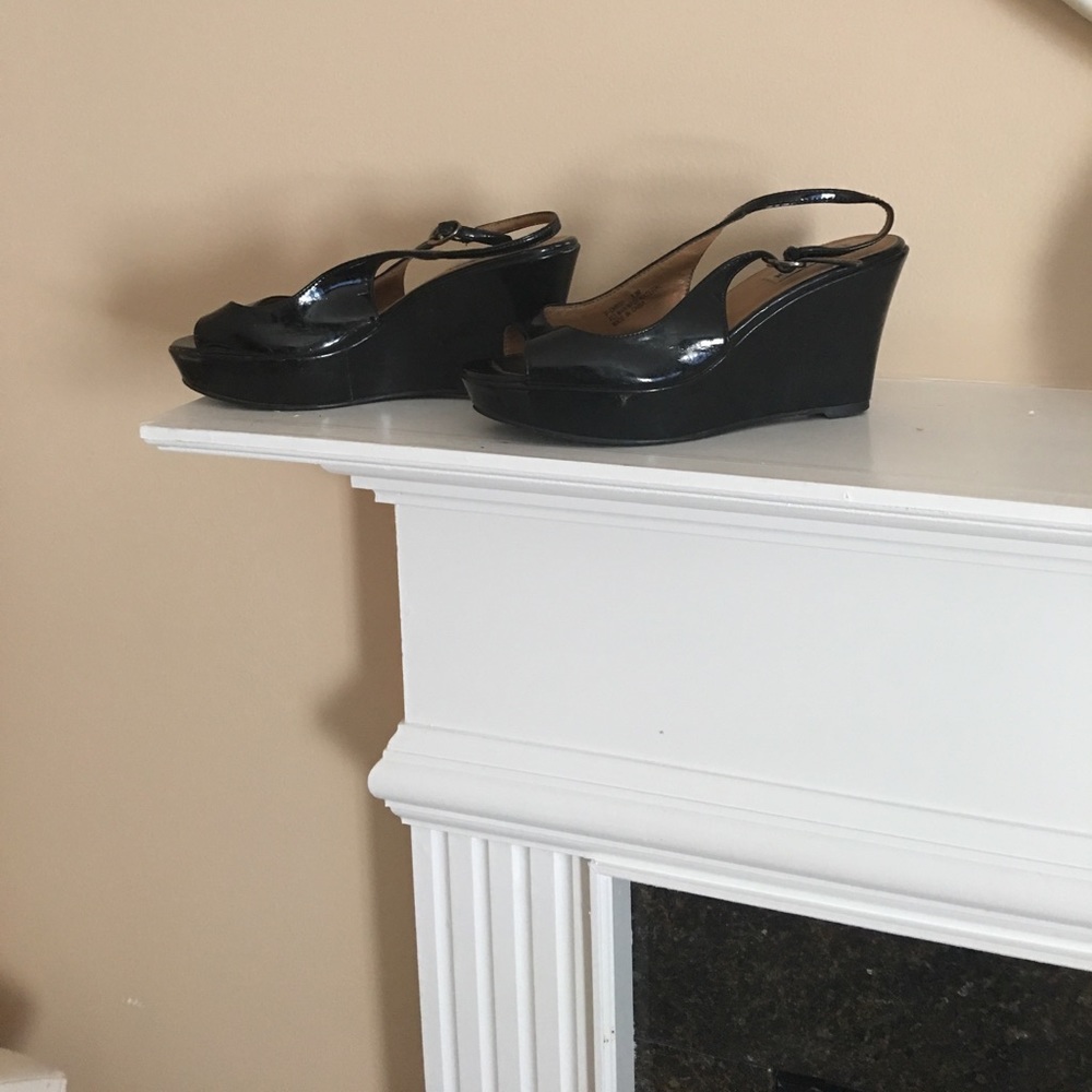 STEVE MADDEN PATENT LEATHER WEDGE SANDALS