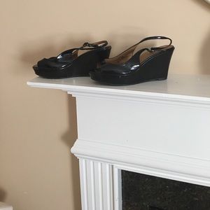 STEVE MADDEN PATENT LEATHER WEDGE SANDALS