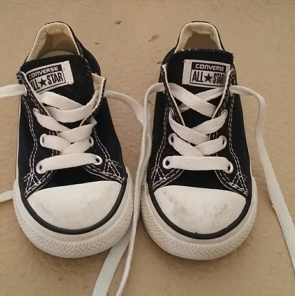 Size 7 toddler converse shoes