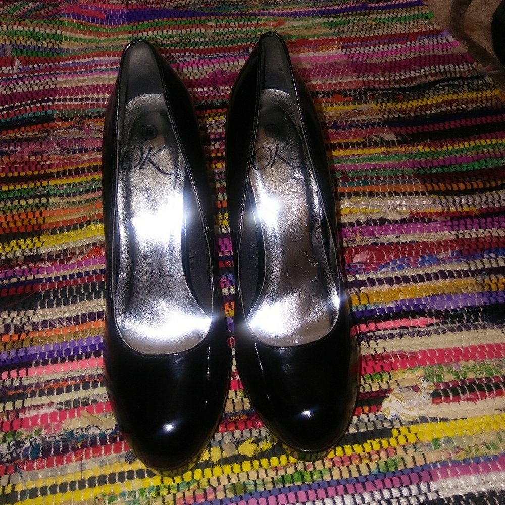 Black patent leather pumps