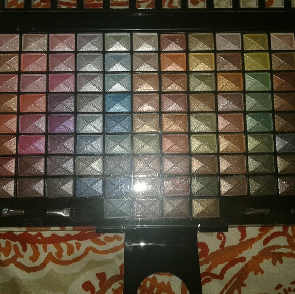 Profusion eyeshadow palette - Picture 2 of 3