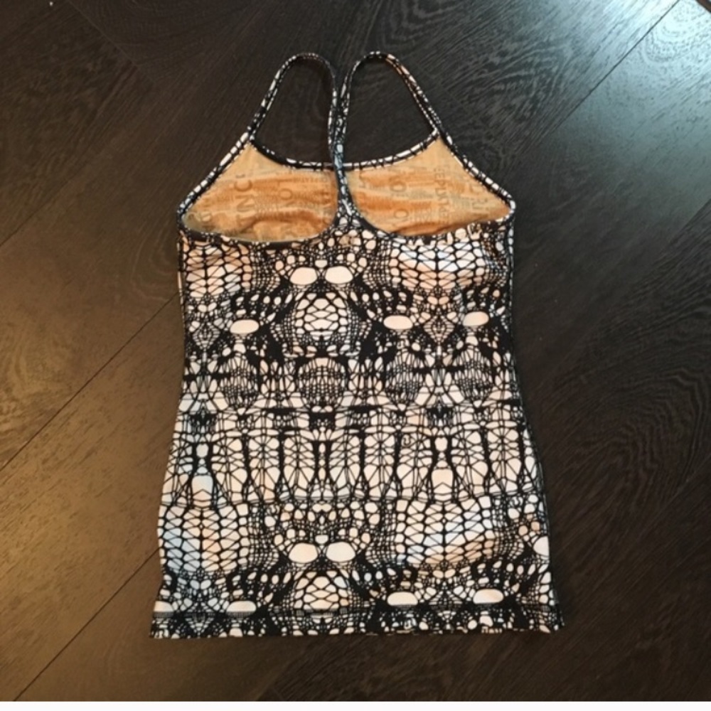 Lulu Lemon Power Y Tank size 4 - Picture 2 of 2