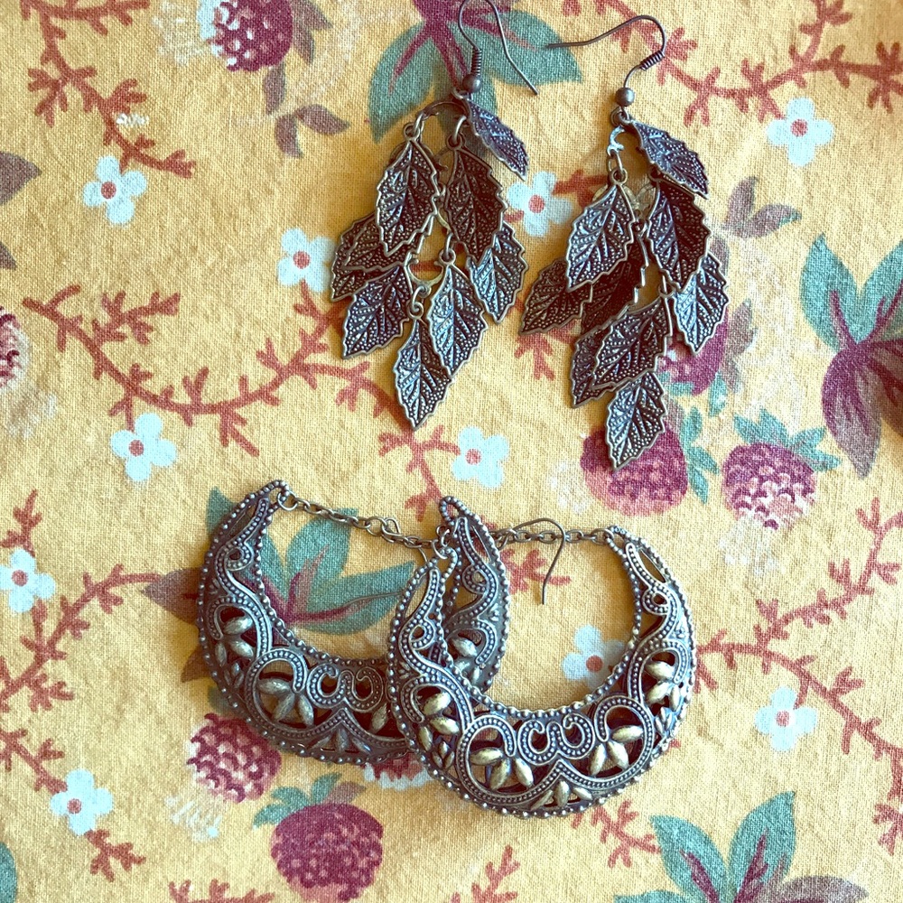 Bundle of 2 pairs of bronze earrings