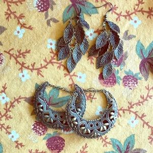 Bundle of 2 pairs of bronze earrings