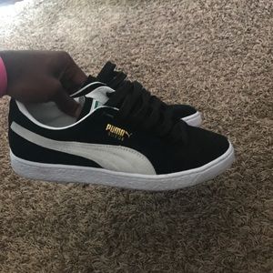 Suede pumas