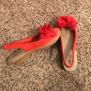 Like new White Mountain coral shoes