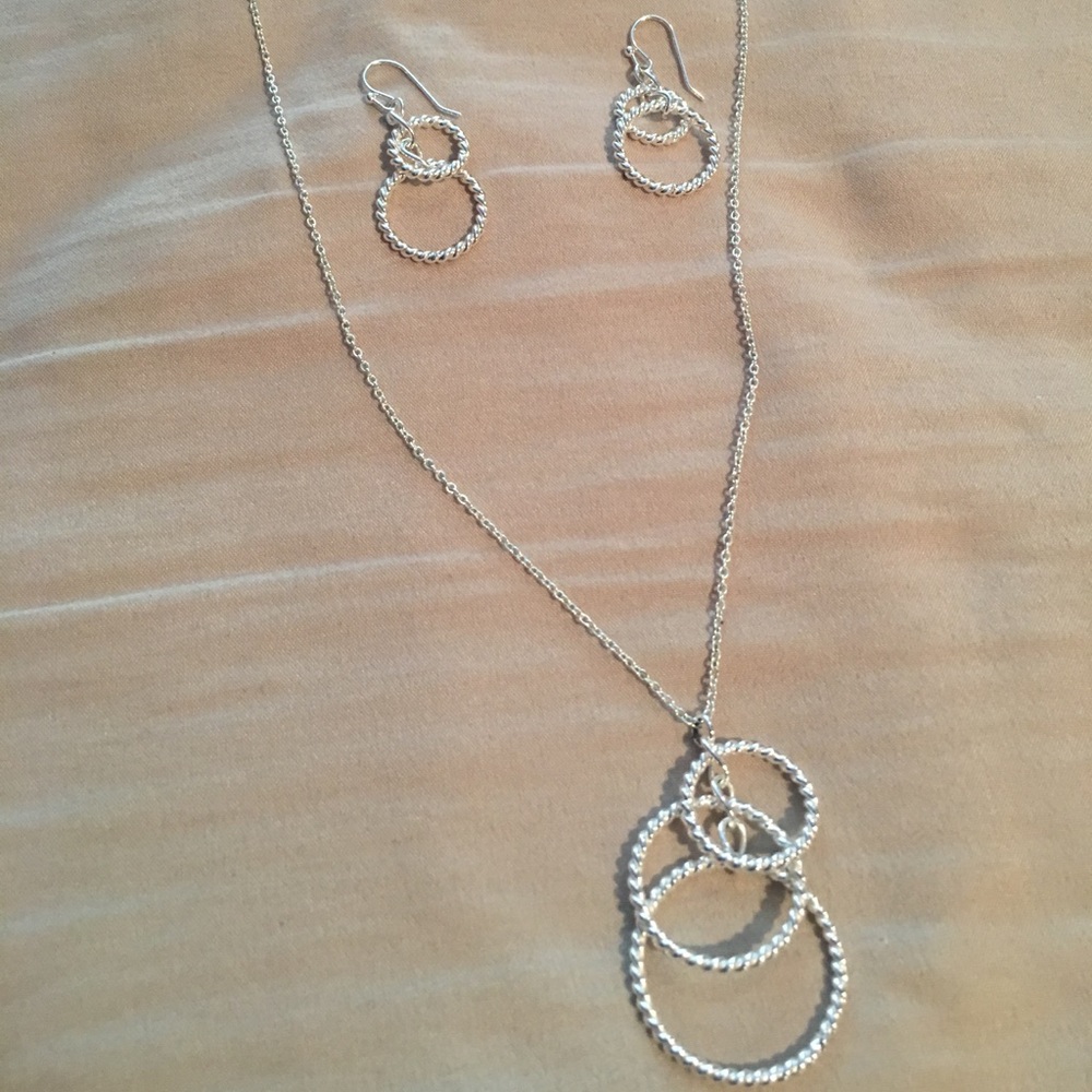 Avon earring and necklace set
