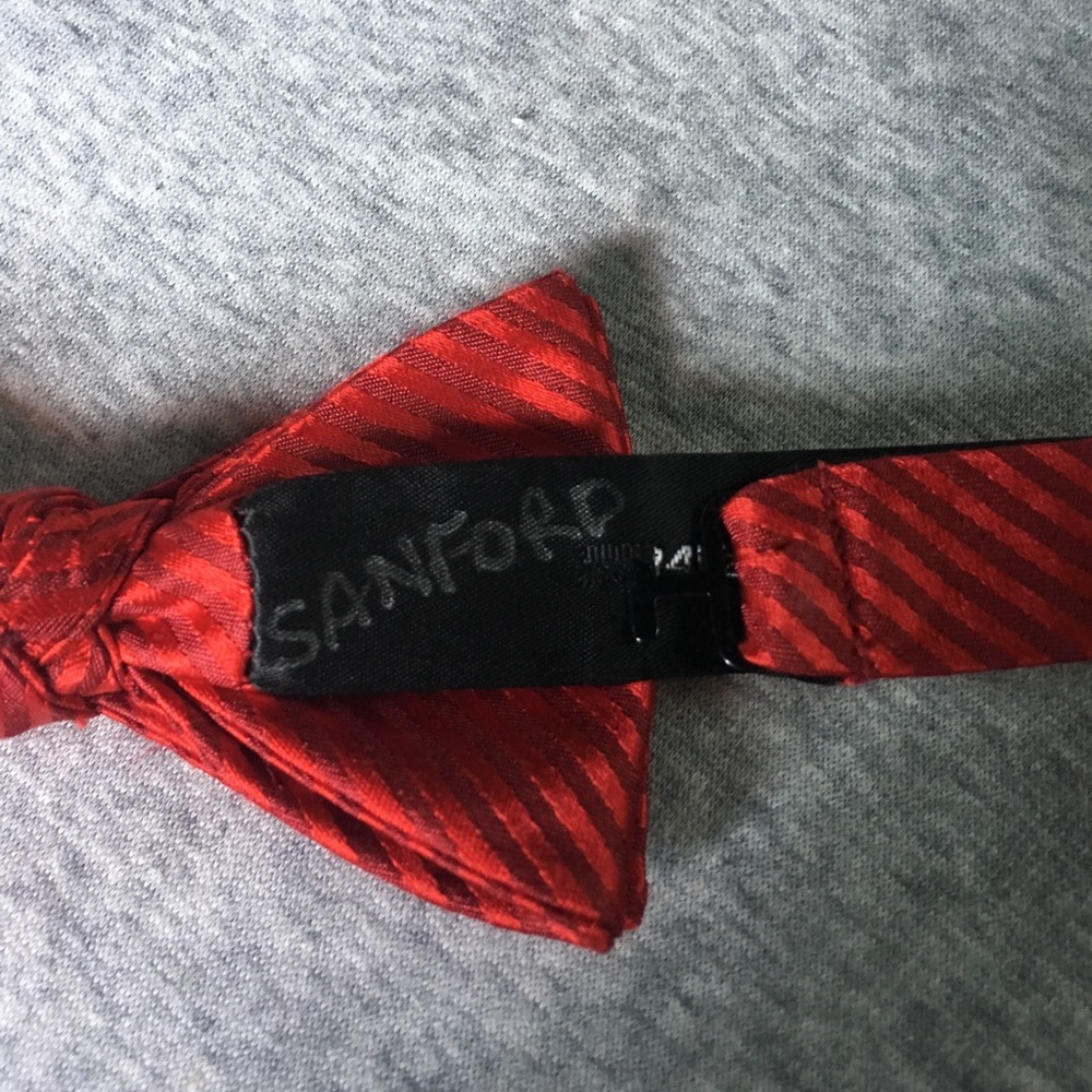 NWOT Red men's bow tie MAKE AN OFFER - Picture 2 of 2