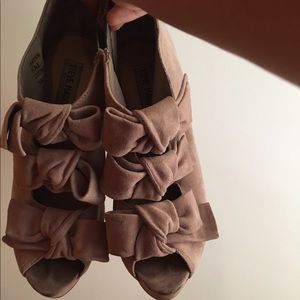 STEVE MADDEN SIZE 8 BOW TOE HEELS