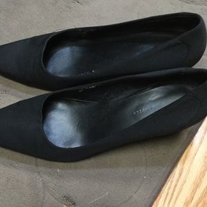 Black pumps