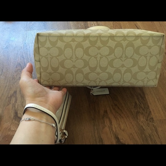 SOLD. Coach Light Khaki City Tote with Wristlet! - Picture 2 of 7