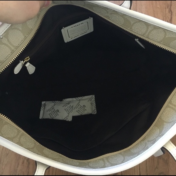 SOLD. Coach Light Khaki City Tote with Wristlet! - Picture 3 of 7