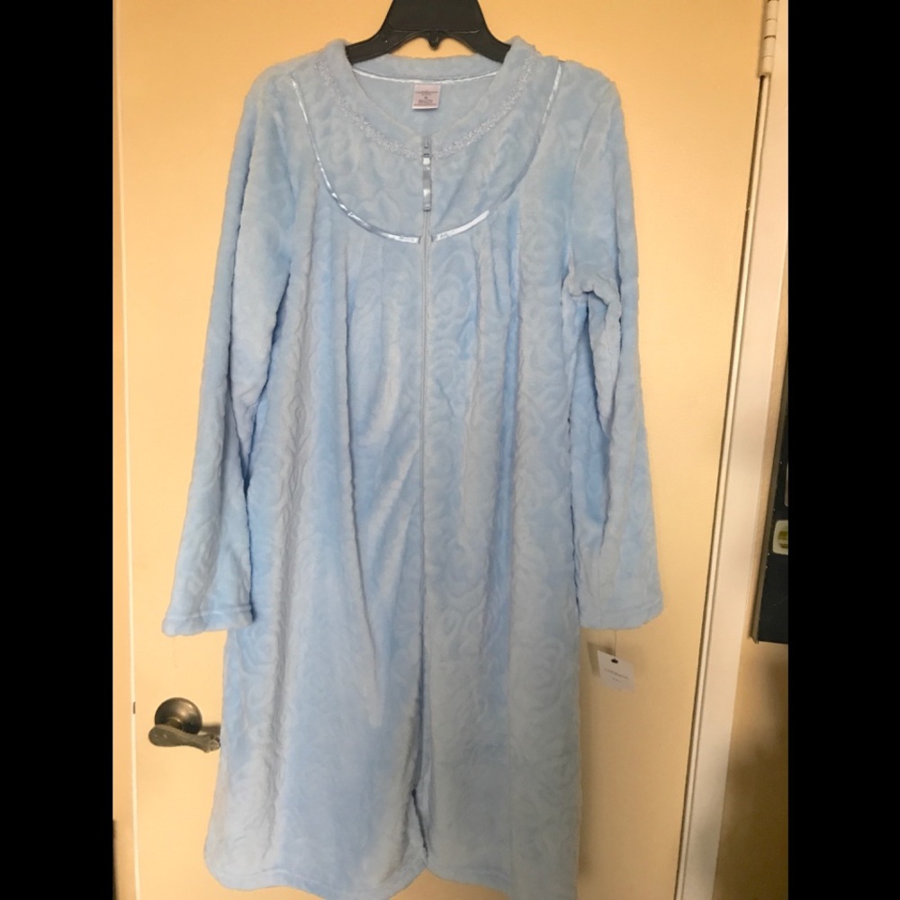 NWT Croft and Barrow robe sz M