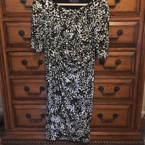 Stretchy dress with gathering at waist