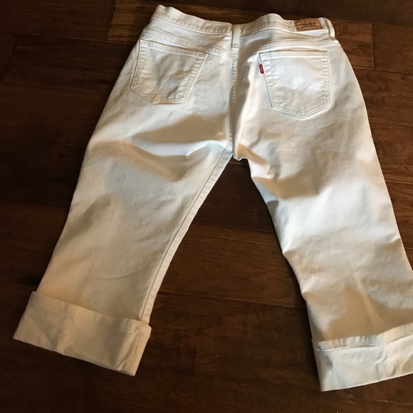 white levi capris