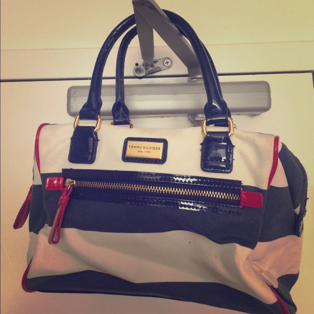 Small Tommy Hilfiger purse