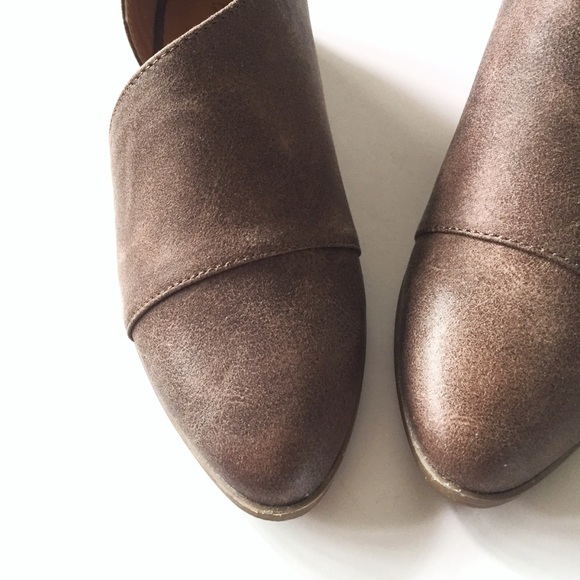 1 left!!! NWT. Nutmeg open shank flats - Picture 5 of 7