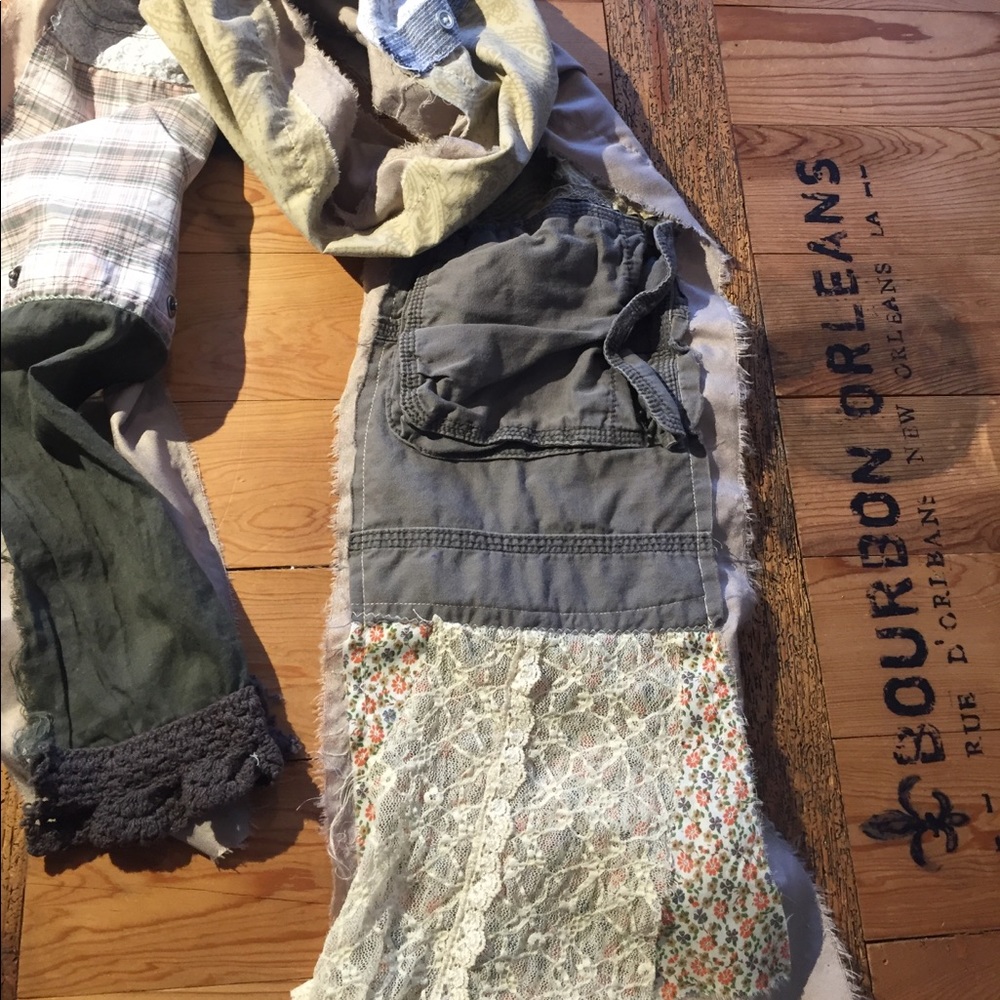 Upcycled cargo/lace scarf / Downtown Solitude - Picture 5 of 8