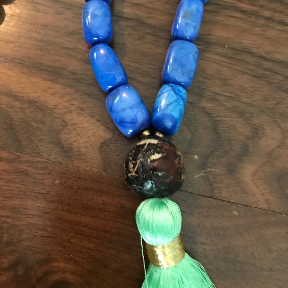 Boutique tassel necklace. - Picture 2 of 3