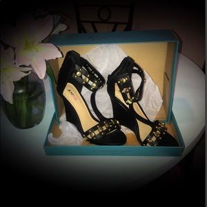 Ultra chic 3" black and gold wedge