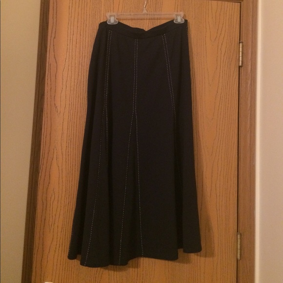 Long Navy Colored Skirt Size Large NWT - Picture 1 of 6