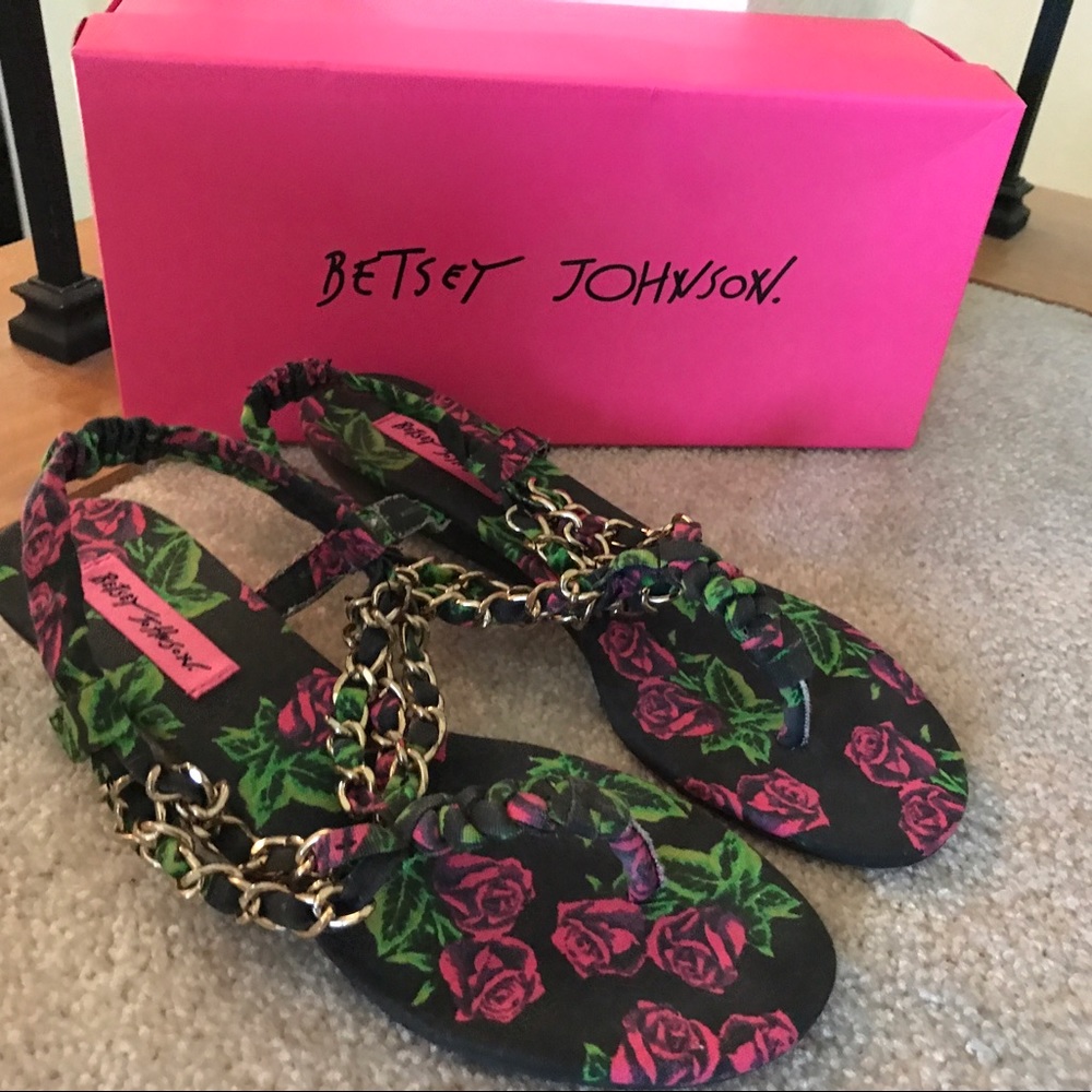 Betsey Johnson Kinkki Tin Can Rose Sandals 7