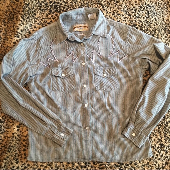 🏜Vintage Embroidered Western Denim Shirt🏜 - Picture 6 of 7