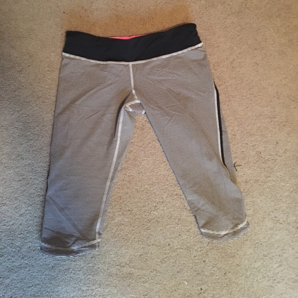 Black and white cropped lululemon pants. Size 10