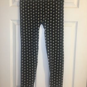 Black and white cross print leggings