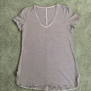 Slim fit scoop neck lululemon t-shirt.
