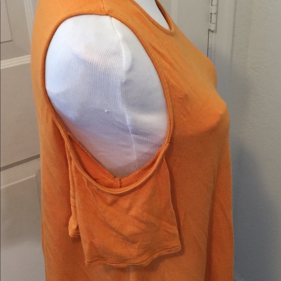 Gold cold shoulder Top size small. - Picture 4 of 5