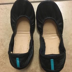 Size 6 black tieks excellent condition