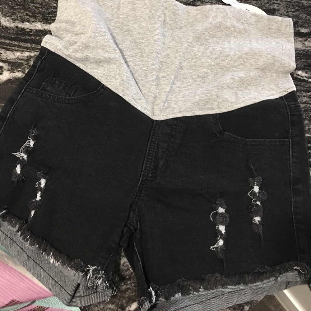 1 pair of maternity shorts. Size XL