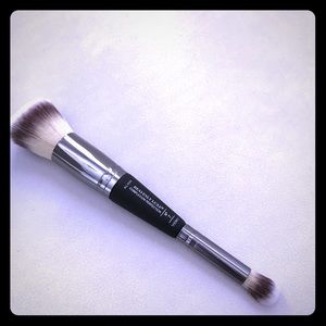 It cosmetics brush heavenly Luxe #7 brand New.