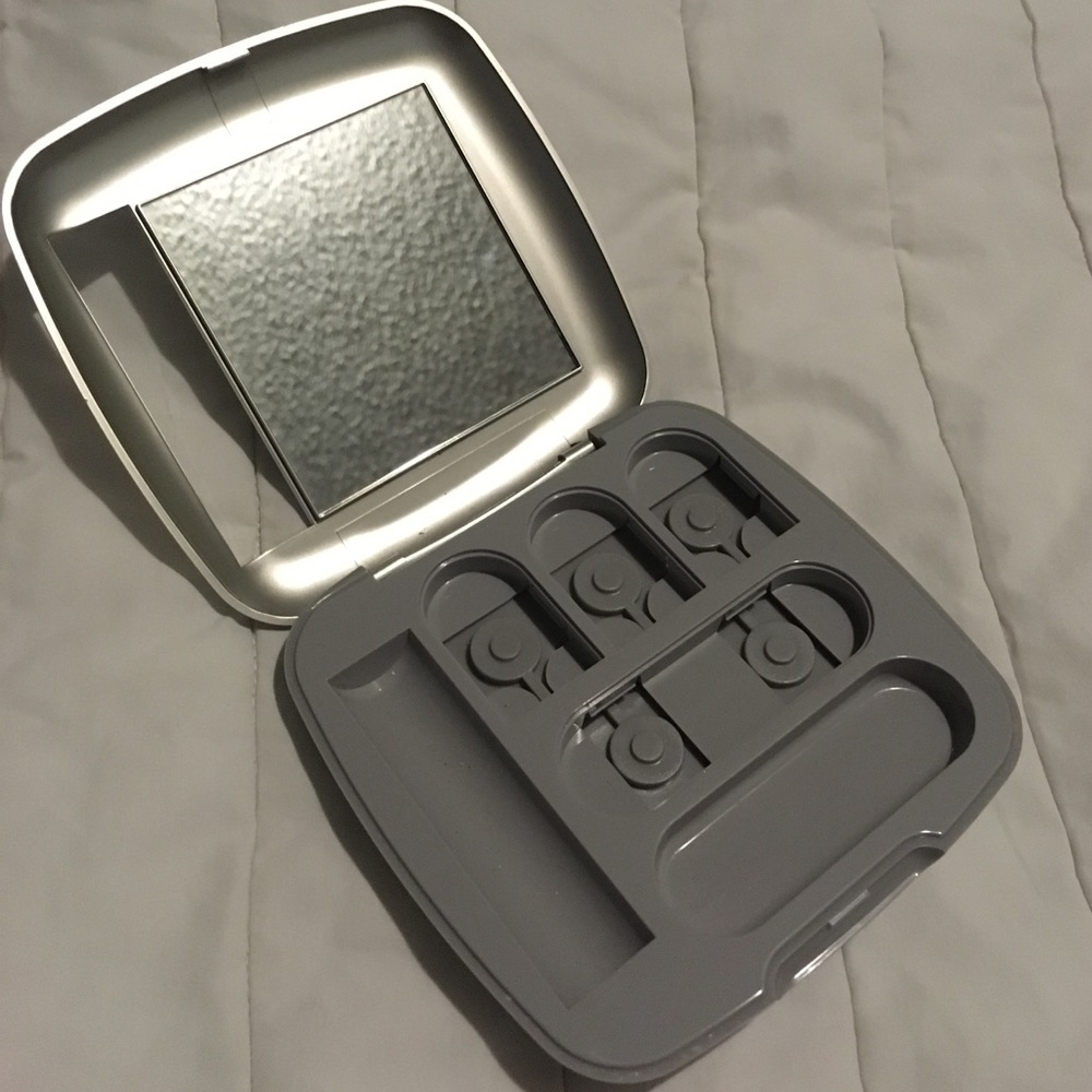 Mary Kay Compact Case - Previous Generation - Picture 3 of 4