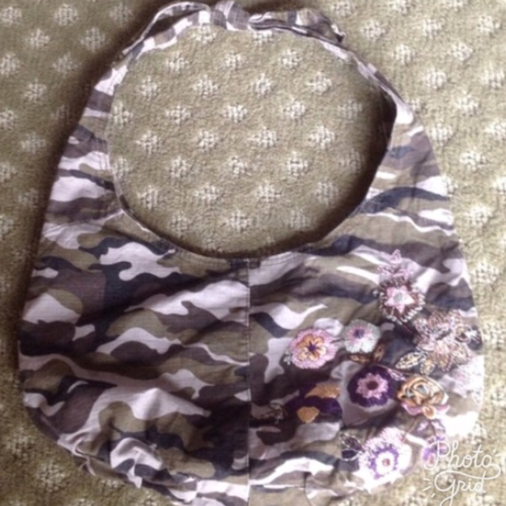 🍃💕NWOT Floral Embroidered Camo Hobo Bag