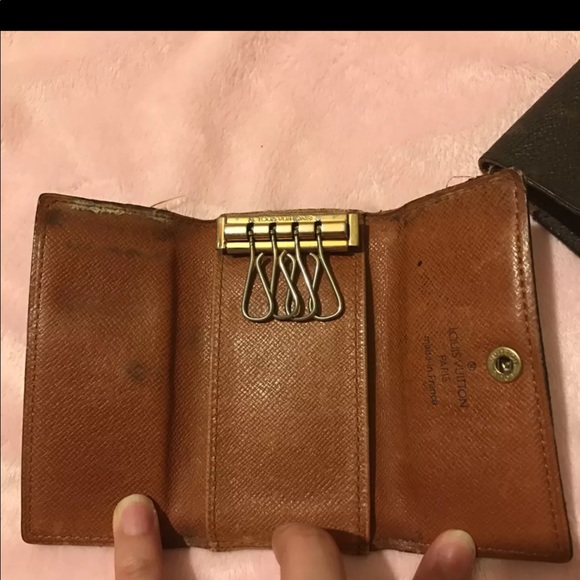 Louis Vuitton 4 key holder
