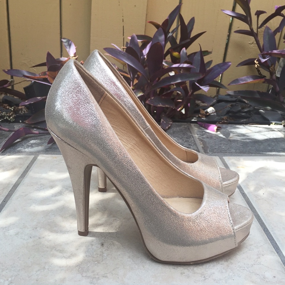CHINESE LAUNDRY Gold Platforms Heels Size 5.5 M